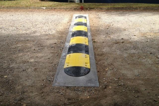 TDJ Vejbump 20 km/t sort/gul fra trafikgummi.dk