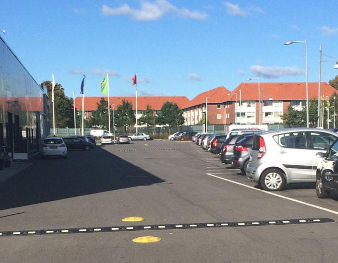 TDJ Vejbump 20 km/t med små cirkelbump fra trafikgummi.dk gul og sort bump - 2 gule ender sammensat til baneadskillelse på hver side af bumpet