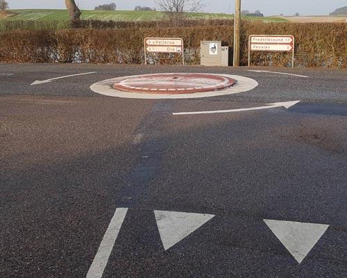 TDJ Rundkørsel rødbrun med hvide reflekser - effektiv trafiksikkerhed og trafikregulering fra trafikgummi.dk TDJ Rundkørsel rødbrun med hvide reflekser - effektiv trafiksikkerhed og trafikregulering fra trafikgummi.dk