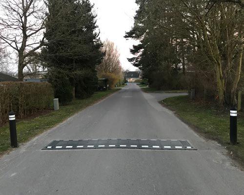 TDJ Vejbump 40 km/t med pullert - Typegodkendt af vejdirektoratet. Trafikgummi.dk