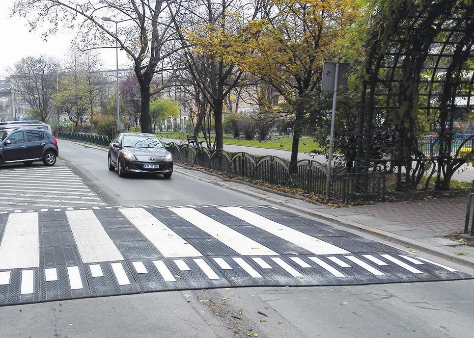 TDJ Fodgængerfelt 6x7meter fra trafikgummi.dk er typegodkendt - fodgænger, fodgængerovergang, trafikant, trafiksikkerhed