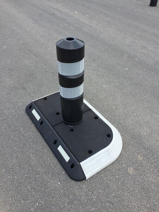 TDJ Minihelle 100x50cm med pullert og kantblok rund kant til kantafslutning - trafikgummi.dk. TDJ Minihelle 100x50cm med pullert og kantblok rund kant til kantafslutning - trafikgummi.dk.