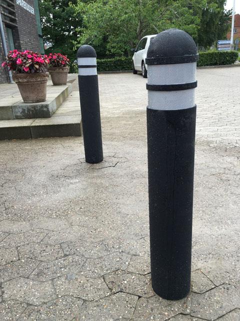 TDJ Nedgravningspullert 140cm fra Trafikgummi.dk. Gummi pullert / steler til nedgravning. Sort med hvide reflekser. Fleksibel og rejser sig efter påkørsel.