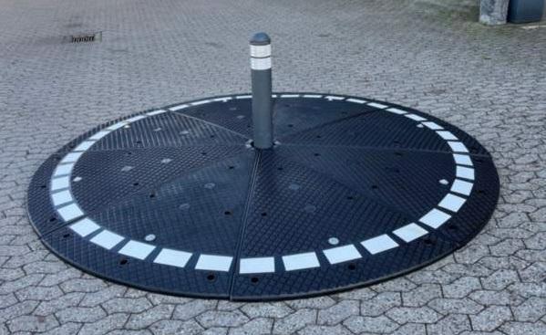 TDJ Rundkørsel sort gummi med hvid refleks, med pullert / steler. Forbedrer trafiksikkerheden og trafikafviklingen. Velegnet i t-kryds eller i mindre kryds. Trafikgummi.dk