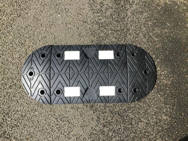 TDJ Vejbump 20 km/t 90cm bred. Typegodkendt - sort med hvid refleks. Trafikgummi.dk