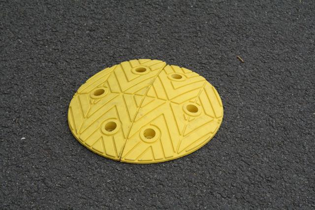 TDJ Vejbump 20 km/t gul ende to sammensatte elementer fra trafikgummi.dk