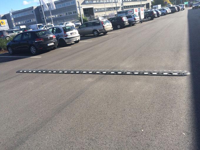 TDJ Vejbump 20 km/t Typegodkendt i sort med hvid refleks. Ved indkørsel til butik forretning i Glostrup. Trafikgummi.dk
