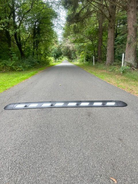 TDJ Slowrider Vejbump fra trafikgummi.dk 5-10 km/t med kabelgennemføring