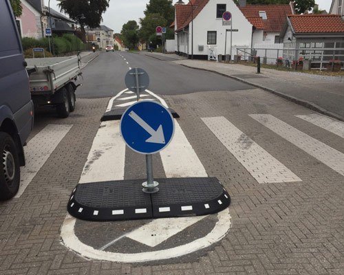 tdj_trafikgummi_dk_helle_ved_fodgængerovergang_m_skilt1