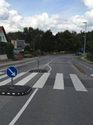 TDJ Pullert 90cm på aftagelig beslag fra trafikgummi.dk. Fleksibel sort gummi med hvid refleks.