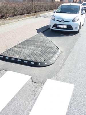 TDJ Standard Helle fra Trafikgummi.dk monteret på Struervej i Holstebro. Let og hurtig at montere. Helleanlæg kan tilskæres og justeres i størrelse om form.