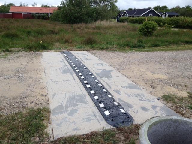 TDJ Slowrider Vejbump fra trafikgummi.dk 5-10 km/t med kabelgennemføring