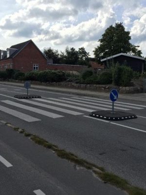 TDJ Helleanlæg med skilt - fodgængerfelt - trafikgummi.dk