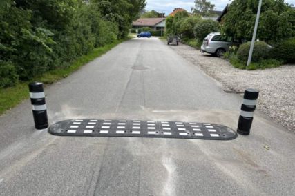 TDJ Vejbump 30 km/t 314 cm med pullert. Traikgummi.dk TDJ Vejbump 30 km/t 314 cm med pullert. Traikgummi.dk