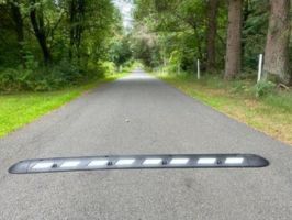 TDJ Slowrider Vejbump fra trafikgummi.dk 5-10 km/t med kabelgennemføring