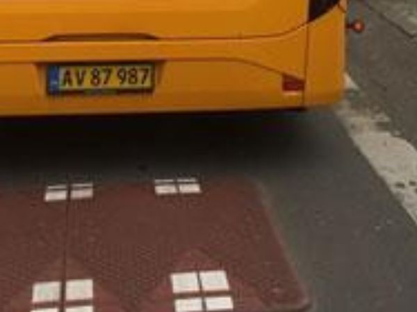 TDJ Pudebump / busbump i Nakskov fra trafikgummi.dk - rødbrun - busstoppestop - busholdeplads TDJ Pudebump / busbump i Nakskov fra trafikgummi.dk - rødbrun - busstoppestop - busholdeplads